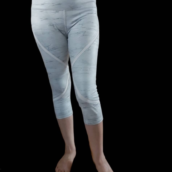 ALO Yoga whisper Capri legging . - Picture 3 of 16